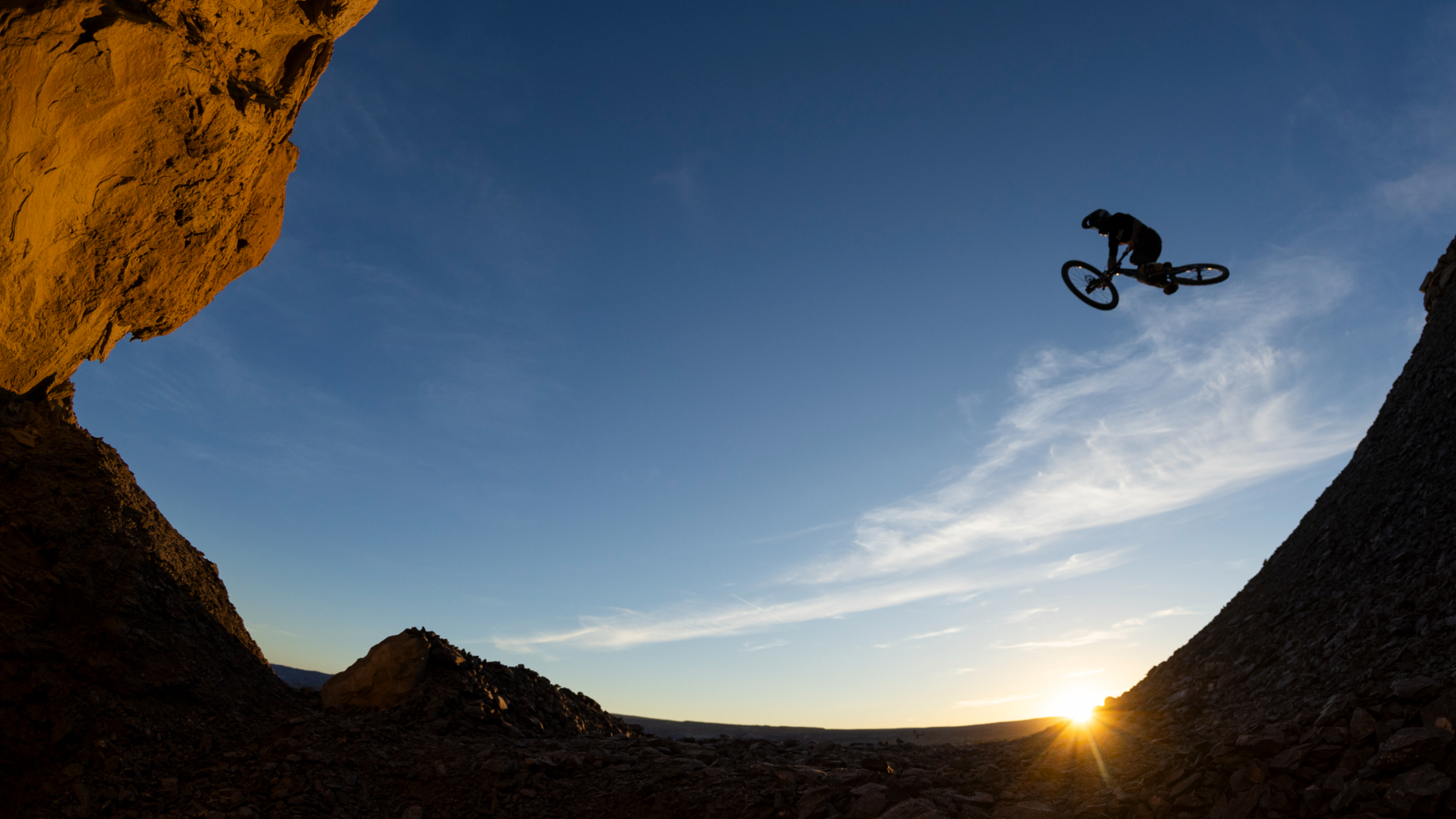 Biker realizando salto de mountain bike.