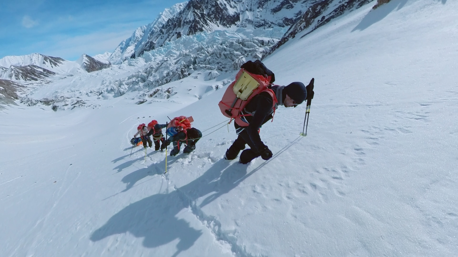 Expedicion de montaña en la nieve.